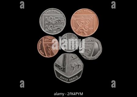 Queen's Coat of Armoiries Shield monnaie STERLING, conçue par Mathew dent primé - fond noir Banque D'Images