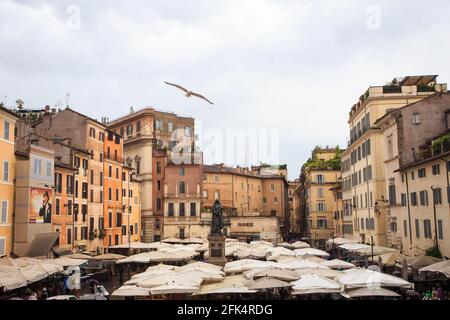 Un oiseau vole sur la statue de Giordano Bruno Dans la magnifique place de Campo de Fiori à Rome Banque D'Images