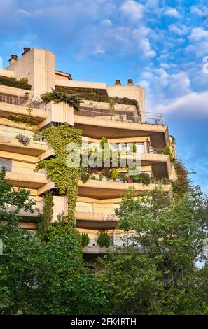 Le bâtiment Oasis, de Fernando Higueras, est un bâtiment résidentiel en béton avec d'immenses vignes suspendues aux balcons. Madrid, Espagne. Banque D'Images