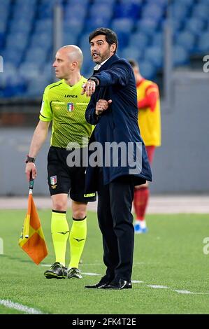 Rome, Italie. 22 avril 2021. Paulo Fonseca entraîneur d'AS Roma vu en action pendant la Ligue italienne de championnat de football UN match de 2020/2021 entre AS Roma et Atalanta BC au stade Olimpic à Rome. (Score final; AS Roma 1:1 Atalanta BC) Credit: SOPA Images Limited/Alay Live News Banque D'Images