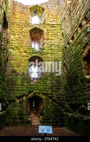 Les ruines de la tour House de quatre étages datant du XVIe siècle à l'etal Château qui abritait autrefois le propriétaire et sa retinue et une salle de caserne au sommet Banque D'Images