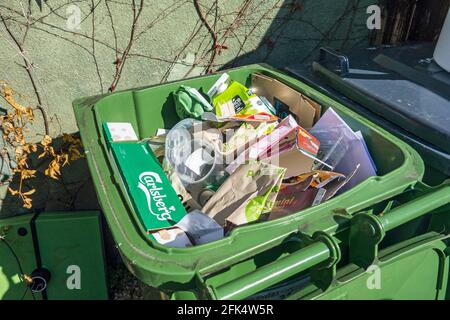 Bac de recyclage contenant du papier, du carton, du plastique dur et des canettes Banque D'Images