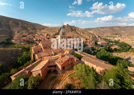 Vue sur la cathédrale Albarracin ville pittoresque de Teruel, l'un des plus beaux endroits d'Espagne. Banque D'Images