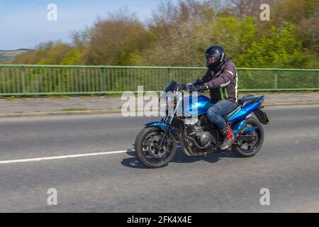 2006 bleu Honda 599cc CBF 600 N-6 ; motocycliste ; transport à deux roues, motos, véhicule, Routes, motos, motocyclistes motards en voiture à Chorley, Royaume-Uni Banque D'Images