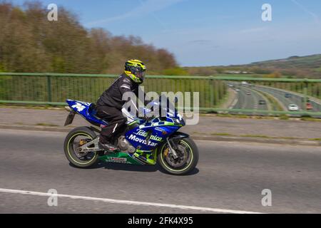 2003 Honda CBR 600 RR-4 599cc ; motocycliste ; transport à deux roues, motos, véhicule, Routes, motos, motocyclistes motards en voiture à Chorley, Royaume-Uni Banque D'Images