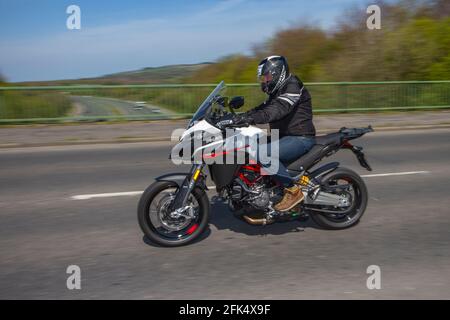 2020 Ducati Multistrada 950 S; motard; transport à deux roues, motocyclettes, véhicule, Routes, motos, motocyclistes motards en voiture à Chorley, Royaume-Uni Banque D'Images