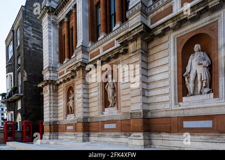 Angleterre, Londres, Westminster, Mayfair, Burlington Gardens, Royal Academy of Arts aka RA, North Wall, Statue de Leibitz, Cuvier et Linnaeus *** local Banque D'Images