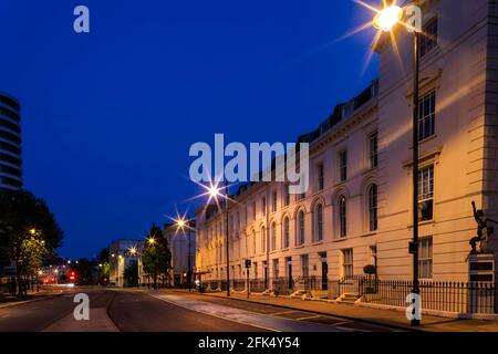 Angleterre, Londres, Westminster, Chelsea, Millbank, Logement résidentiel et route vide la nuit *** Légende locale *** Royaume-Uni,Grande-Bretagne,BR Banque D'Images