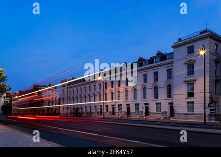 Angleterre, Londres, Westminster, Chelsea, Millbank, Logement résidentiel et route vide la nuit *** Légende locale *** Royaume-Uni,Grande-Bretagne,BR Banque D'Images