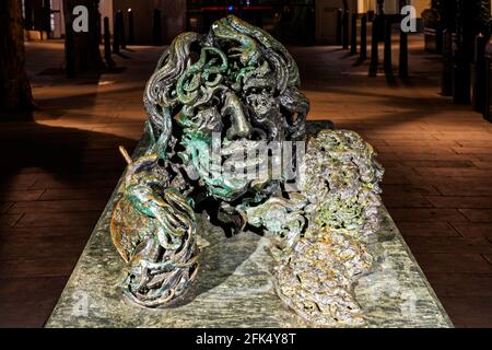 Angleterre, Londres, The Strand, Statue d'Oscar Wilde par Maggi Hambling intitulé «A conversation with Oscar Wilde» *** Légende locale *** Royaume-Uni Banque D'Images