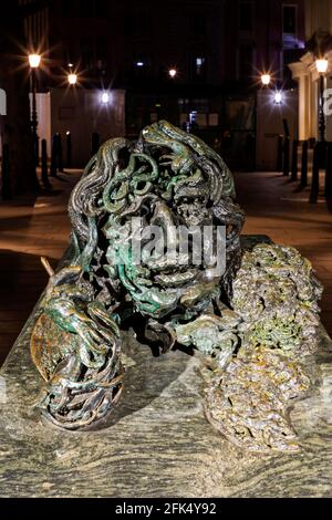 Angleterre, Londres, The Strand, Statue d'Oscar Wilde par Maggi Hambling intitulé «A conversation with Oscar Wilde» *** Légende locale *** Royaume-Uni Banque D'Images