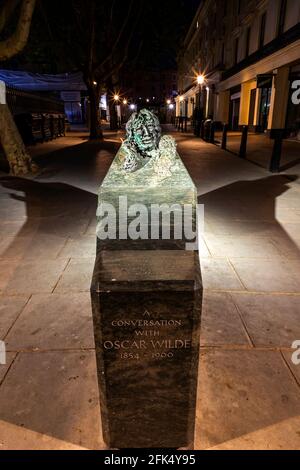 Angleterre, Londres, The Strand, Statue d'Oscar Wilde par Maggi Hambling intitulé «A conversation with Oscar Wilde» *** Légende locale *** Royaume-Uni Banque D'Images