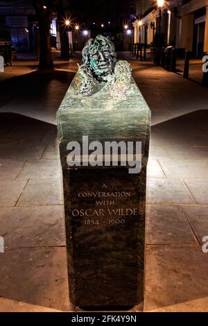 Angleterre, Londres, The Strand, Statue d'Oscar Wilde par Maggi Hambling intitulé «A conversation with Oscar Wilde» *** Légende locale *** Royaume-Uni Banque D'Images