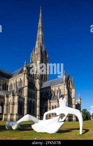 Angleterre, Wiltshire, Salisbury, Cathédrale de Salisbury et Henry Moore Sculpture intitulée 'Grand inclinable Figure' en date de 1983 *** Légende locale *** Grande-Bretagne Banque D'Images