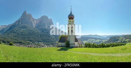 Chiesa di San Valentino, Schlern montagne *** Légende locale *** Seis am Schlern - Castelrotto - Kastelruth, , Italie, église, la montagne, champ, méa Banque D'Images