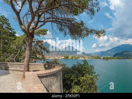 Point de vue à la Strada Del Ponale *** Légende locale *** Riva del Garda, , Italie, paysage, eau, arbres, été, montagnes, lac, Banque D'Images