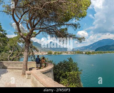 Point de vue à la Strada Del Ponale *** Légende locale *** Riva del Garda, , Italie, paysage, eau, arbres, été, montagnes, lac, personnes, Banque D'Images