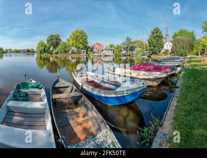 Vue sur un village avec barque sur le plan d'eau appelé Havenrak *** Légende locale *** Broek dans Waterland, Noord-Hollande, pays-Bas, ville, Banque D'Images