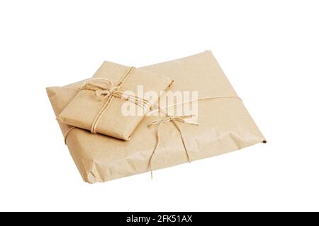 Deux colis de papier kraft attaché avec ficelle isolée sur arrière-plan blanc Banque D'Images