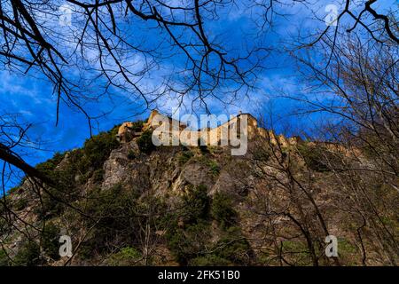 Abbaye Saint-Martin du Canigou - Sant Martí del Canigó - construite en 1009 dans les Pyrénées du Nord de la Catalogne sur la montagne Canigou - aujourd'hui en France. Banque D'Images