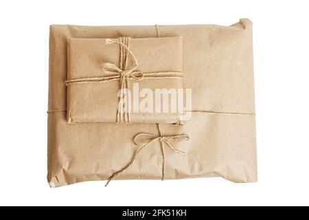 Deux paquets-cadeaux avec papier kraft attaché avec ficelle isolée sur fond blanc. Vue de dessus. Banque D'Images