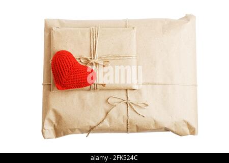 Cadeau pour la Saint-Valentin. Deux colis de papier kraft attaché avec ficelle et petit coeur rouge fait main isolé sur fond blanc. Vue de dessus. Banque D'Images