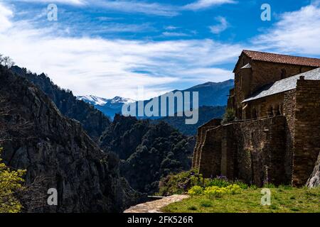 Abbaye Saint-Martin du Canigou - Sant Martí del Canigó - construite en 1009 dans les Pyrénées du Nord de la Catalogne sur la montagne Canigou - aujourd'hui en France. Banque D'Images