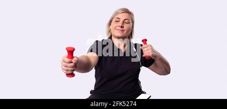 Belle femme de 50 ans en forme physique, isolée sur fond gris. Banque D'Images