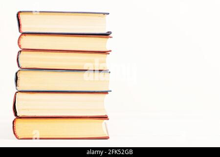 Pile de livres anciens sur fond beige clair. CopySpace. Vue avant. Banque D'Images