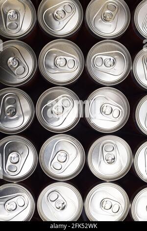 Groupe de boîtes en aluminium avec bière ou soda. Vue de dessus. Banque D'Images