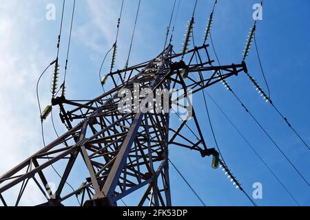 Tour haute tension. Pylône de transmission d'électricité sur fond de ciel bleu Banque D'Images