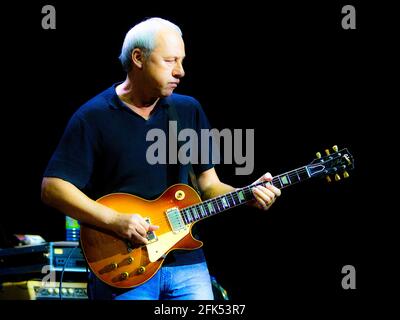 Mark Knopfler de dire Straits jouant au concert de Bill Wyman AU Royal Albert Hall à Londres le 12 novembre 2003. Banque D'Images