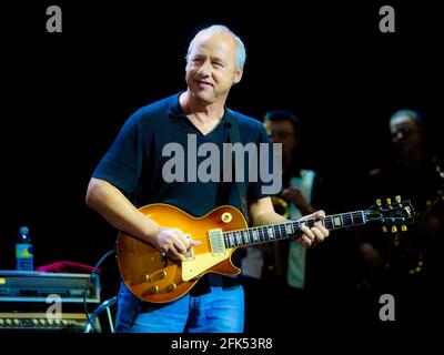 Mark Knopfler de dire Straits jouant au concert de Bill Wyman AU Royal Albert Hall à Londres le 12 novembre 2003. Banque D'Images