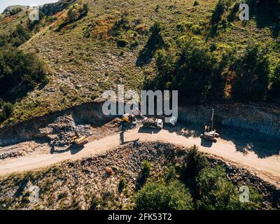 Les machines lourdes travaillent dans l'extraction de la roche. Vue aérienne Banque D'Images