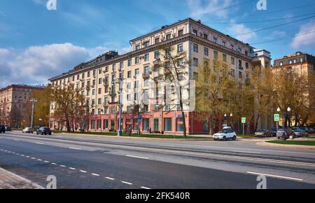 Immeuble résidentiel en 1940 sur Frunzenskaya Naberezhnaya, architecte A.G. Mordvinov : Moscou, Russie - 22 avril 2021 Banque D'Images