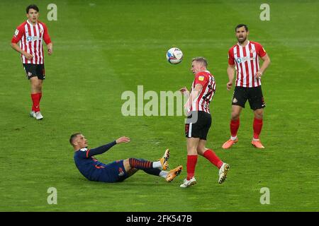SUNDERLAND, ROYAUME-UNI. 27 AVRIL Grant Leadamer de Sunderland en action avec Jerry Yates de Blackpool lors du match Sky Bet League 1 entre Sunderland et Blackpool au stade de Light, Sunderland, le mardi 27 avril 2021. (Crédit : Mark Fletcher | INFORMATIONS MI) Banque D'Images