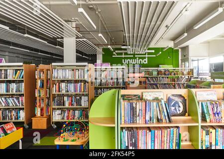 En regardant dans la fenêtre de la bibliothèque de Douglas, l'île de Man a fermé en raison de verrous de covid Banque D'Images