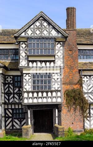 Little Moreton Hall un bâtiment classé grade1 noir et blanc Manoir Tudor à colombages avec un fossé Congleton Cheshire Angleterre GB Royaume-Uni Europe Banque D'Images