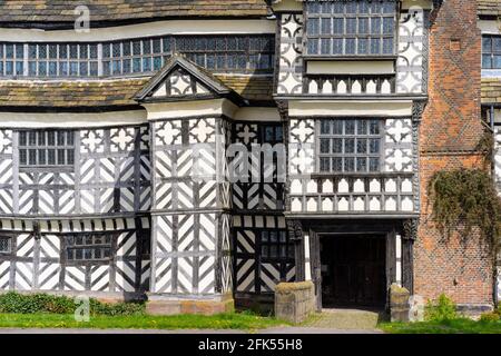 Little Moreton Hall un bâtiment classé grade1 noir et blanc Manoir Tudor à colombages avec un fossé Congleton Cheshire Angleterre GB Royaume-Uni Europe Banque D'Images