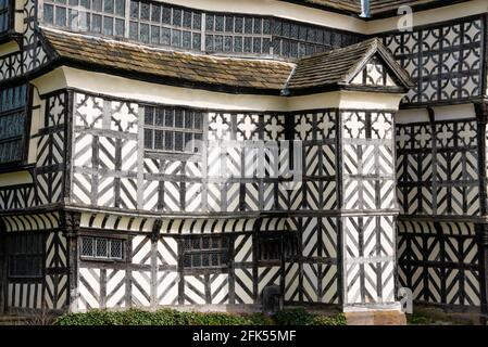 Little Moreton Hall un bâtiment classé grade1 noir et blanc Manoir Tudor à colombages avec un fossé Congleton Cheshire Angleterre GB Royaume-Uni Europe Banque D'Images