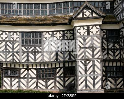 Little Moreton Hall un bâtiment classé grade1 noir et blanc Manoir Tudor à colombages avec un fossé Congleton Cheshire Angleterre GB Royaume-Uni Europe Banque D'Images