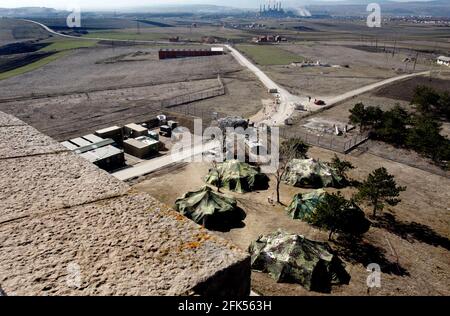 Soldats de la KFOR en poste au monument de Kosovo Polje, le champ de bataille du Kosovo, il est surtout connu pour être le champ de bataille de la bataille du Kosovo (1389) entre les armées serbe et ottomane, et de nombreuses autres batailles. Banque D'Images