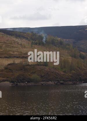 Le Service d'incendie et de sauvetage du West Yorkshire s'attaque à un feu de forêt sur la propriété Marsden Moor du National Trust entre les réservoirs de Redbrook et de Butterley. Banque D'Images