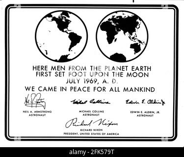 Photo du fichier - Washington, DC -- dessin sorti le 3 juillet 1969 montrant la plaque Apollo 11 avec une simple inscription de quatre lignes laissée sur la Lune par les astronautes Neil Armstrong et Edwin E. 'Buzz' Aldren après leur atterrissage le 20 juillet 1969. Il est fixé à l'une des pattes de l'aigle du module lunaire (LM). --- l'astronaute américain Michael Collins, qui a piloté le module de commande Apollo 11 alors que ses camarades d'équipage sont devenus les premiers à atterrir sur la Lune le 20 juillet 1969, est décédé mercredi après avoir lutté contre le cancer, a déclaré sa famille. Photo de la NASA via CNP /ABACAPRESS.COM Banque D'Images