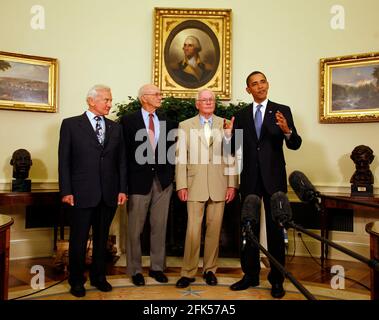 Photo du fichier - Washington, DC - 20 juillet 2009 -- Le président américain Barack Obama rencontre les membres d'équipage d'Apollo 11 (l-r) Edwin Eugene 'Buzz' Aldrin, Jr., Michael Collins, et Neil Armstrong dans le Bureau ovale de la Maison Blanche à l'occasion du 40e anniversaire de l'atterrissage lunaire des astronautes, Washington, DC, le lundi 20 juillet, 2009. . --- l'astronaute américain Michael Collins, qui a piloté le module de commande Apollo 11 alors que ses camarades d'équipage sont devenus les premiers à atterrir sur la Lune le 20 juillet 1969, est décédé mercredi après avoir lutté contre le cancer, a déclaré sa famille. Photo de Martin H. Simon / Pool via CNP /ABACAPRESS. Banque D'Images