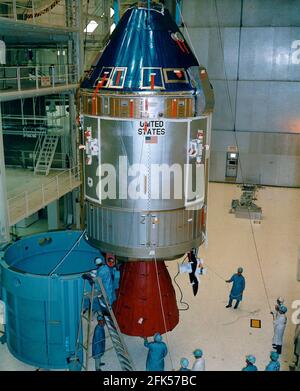 Photo du fichier - Cape Canaveral, FL - -- le module de commande/service (CSM) Apollo 11 est déplacé du support de travail pour l'accouplement à l'adaptateur de module Lunar V de Saturn dans le bâtiment d'assemblage de véhicules au Centre spatial Kennedy le 11 avril 1969. --- l'astronaute américain Michael Collins, qui a piloté le module de commande Apollo 11 alors que ses camarades d'équipage sont devenus les premiers à atterrir sur la Lune le 20 juillet 1969, est décédé mercredi après avoir lutté contre le cancer, a déclaré sa famille. Photo de la NASA via CNP. /ABACAPRESS.COM Banque D'Images