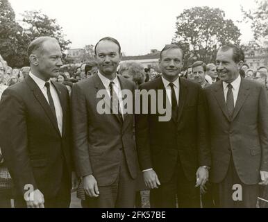 Photo du dossier - Washington, DC - -- le président des États-Unis Richard M. Nixon rencontre les astronautes Apollo 11, Neil A. Armstrong, Edwin E. Aldrin, Jr., et Michael Collins, sur la pelouse de la Maison Blanche à leur retour de leur tournée de bonne volonté mondiale le 5 novembre 1969. Le GIANTSTEP-APOLLO 11 Presidential Goodwill Tour a souligné la volonté des Etats-Unis de partager leurs connaissances spatiales. La tournée a porté les astronautes Apollo 11 et leurs épouses dans 24 pays et 27 villes en 45 jours. --- l'astronaute américain Michael Collins, qui a piloté le module de commande Apollo 11 alors que ses camarades de classe se sont rendus Banque D'Images