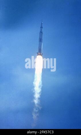 Photo du fichier - le véhicule de lancement Saturn V sa-506 avec les astronautes et l'équipement Apollo 11 à bord, est photographié en vol après le décollage du complexe de lancement 39A au Centre spatial Kennedy à Cape Canaveral, en Floride, le mercredi 16 juillet 1969. --- l'astronaute américain Michael Collins, qui a piloté le module de commande Apollo 11 alors que ses camarades d'équipage sont devenus les premiers à atterrir sur la Lune le 20 juillet 1969, est décédé mercredi après avoir lutté contre le cancer, a déclaré sa famille. Photo de Ron Sachs / CNP /ABACAPRESS.COM Banque D'Images