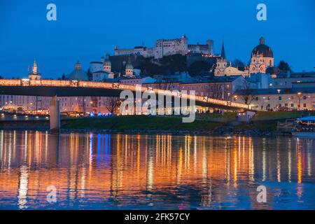 Der Makartsteg in der Zeit des weltberühmten Christkindlmarkt Banque D'Images