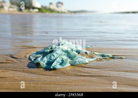 Pollution des sacs d'achats en plastique, déchets sur la belle plage, front de mer d'Umhlanga Rocks, Durban, Afrique du Sud, gros plan, objet d'emballage, usage unique Banque D'Images